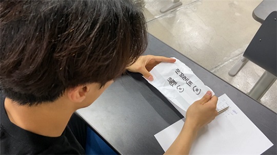 최우수상을 차지한 차혜민 학우의 ‘영어발표’ 스틸컷.jpg