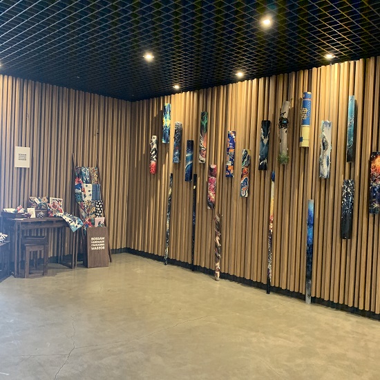 혜인관 6층에 전시된 디자인학부 작업물 (1).jpg