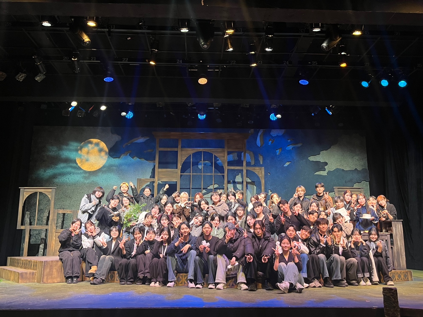 서경대학교 공연예술학부 2025학년도 통합형 공연예술 창의융합 인재양성 프로그램 첫 번째 정기공연 연극 ‘갈매기’ 성황리에 무대에 올려져···작연출 이수민 학우 인터뷰 (5).jpg