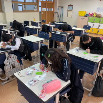 서울시가 설립하고 서경대학교가 수탁운영하는 서울시립청소년음악센터, %3C국가보훈처 보훈테마 공모사업%3E 일환으로 금옥중학교 청소년들이 제작해 판매한 디자인 굿즈 수익금 전액 지역사회보장협의체에 기부3.jpg