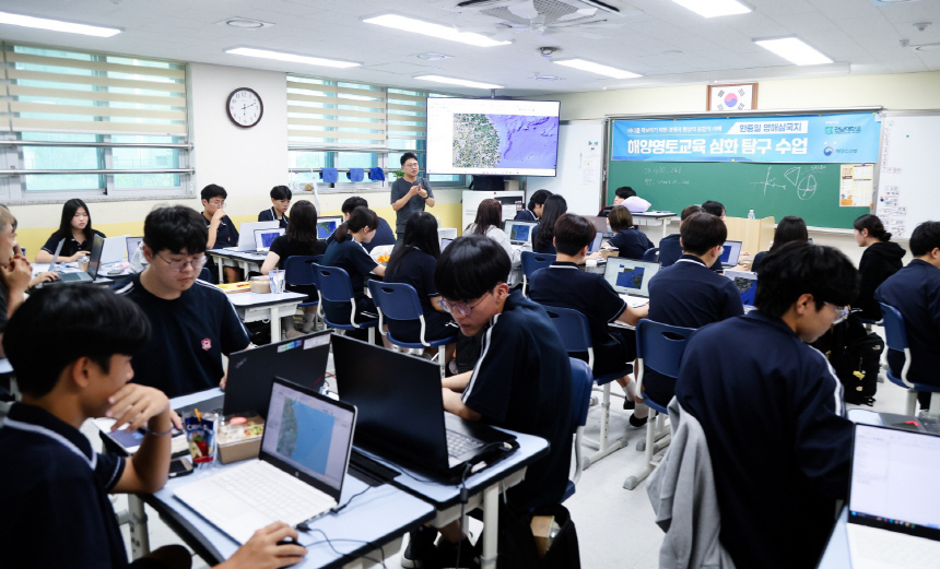 [북극항로 시대, 바다를 다시 생각하다] “‘한·중·일 바다 삼국지’ 수업, 패권 아닌 공존의 지혜 배워” (2).jpg