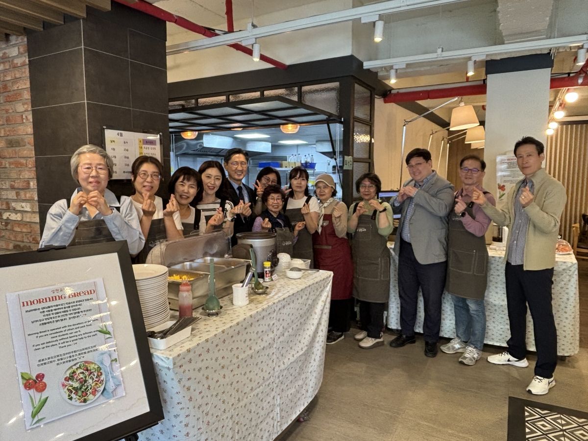 “밥 먹고 가요”…‘고물가’ 속 교회 아침식탁, 청년 마음 녹인다